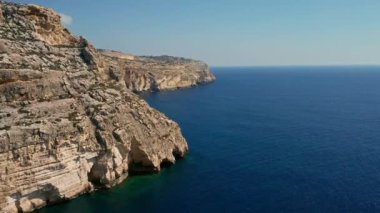Malta adasının güney kısmının havadan görüntüsü. Kayalıklar, Akdeniz