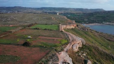Tepelerin, denizin, Malta 'nın kırsal kesiminin havadan görünüşü. Ghain Tuffieha 