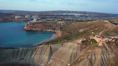 Tepelerin, denizin, Malta 'nın kırsal kesiminin havadan görünüşü. Ghain Tuffieha ve Golden Bay plajı