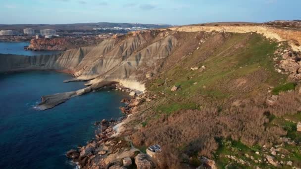 Вид Воздуха Холмы Море Сельскую Местность Острова Мальта Ghain Tuffieha — стоковое видео