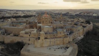 Mdina şehrinin hava manzarası, Malta adasının eski başkenti. Gün batımı, akşam