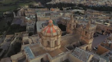 Mdina 'nın havadan manzarası, Malta' nın eski başkenti. Gün batımı, akşam