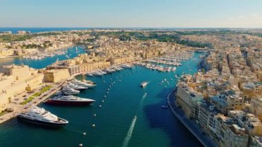 Birgu şehrinin, marinanın, yatların, kilisenin insansız hava aracı görüntüsü. Malta adası