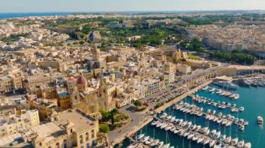 Birgu şehrinin, marinanın, yatların, kilisenin insansız hava aracı görüntüsü. Malta