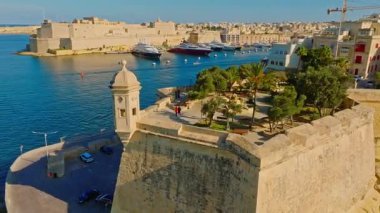 Senglea parkından insansız hava aracı görüntüsü, Malta 'nın tarihi üç şehrinden biri.