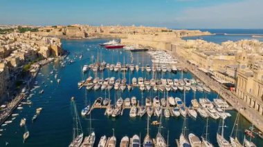Birgu şehrinin, marinanın, yatların, kilisenin insansız hava görüntüsü. Malta adası