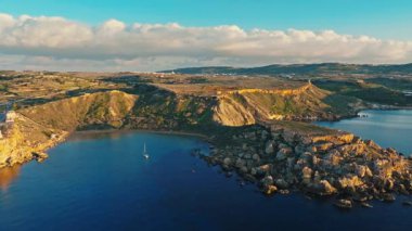 Kırsal tarım alanlarının insansız hava aracı görüşü. Malta adası