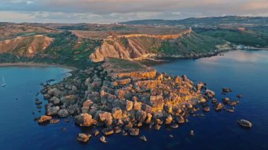 Kırsal tarım alanlarının insansız hava aracı görüşü. Malta adası