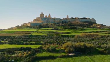 Mdina şehri, Malta adasının eski başkenti. Yeşil kırsal alanların insansız hava aracı görünümü