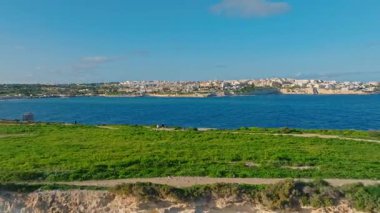 Malta güney sahil yolu, beyaz kayalar, yeşil tepeler, deniz. Drone görünümü