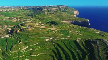 Yeşil alanlar ve tepeler için insansız hava aracı görüntüsü. Kayalar, kayalıklar, mağaralar. Malta adası