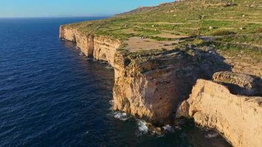Yeşil alanlar ve tepeler için insansız hava aracı görüntüsü. Kayalar, kayalıklar, mağaralar. Malta adası
