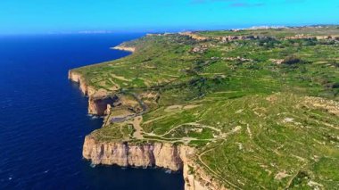 Yeşil alanlar ve tepeler için insansız hava aracı görüntüsü. Kayalar, kayalıklar, mağaralar. Malta adası