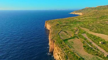 Yeşil alanlar ve tepeler için insansız hava aracı görüntüsü. Kayalar, kayalıklar, mağaralar. Malta adası