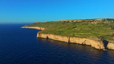 Yeşil alanlar ve tepeler için insansız hava aracı görüntüsü. Kayalar, kayalıklar, mağaralar. Malta adası