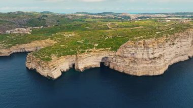 Gozo adasındaki Sanap uçurumlarının insansız hava aracı görüntüsü, Malta adasının bir parçası. Yeşil alanlar, kayalar ve uçurumlar. Akdeniz