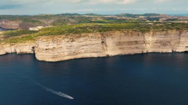 Gozo 'daki Sanap uçurumlarının insansız hava aracı görüntüsü, Malta adasının bir parçası. Yeşil alanlar, kayalar ve kayalıklar