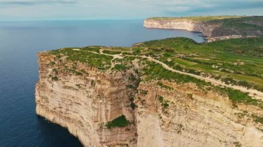 Gozo 'daki Sanap uçurumlarının insansız hava aracı görüntüsü, Malta adasının bir parçası. Yeşil alanlar, kayalar ve kayalıklar