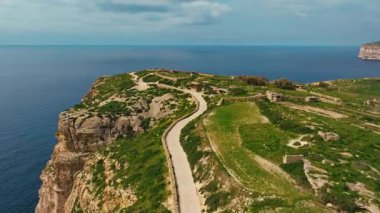 Gozo 'daki uçurumların insansız hava aracı görüntüsü, Malta adasının bir parçası. Yeşil alanlar, kayalar ve uçurumlar. Akdeniz