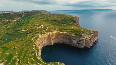 Gozo adasındaki uçurumların insansız hava aracı görüntüsü, Malta adasının bir parçası. Yeşil alanlar, kayalar ve uçurumlar. Akdeniz
