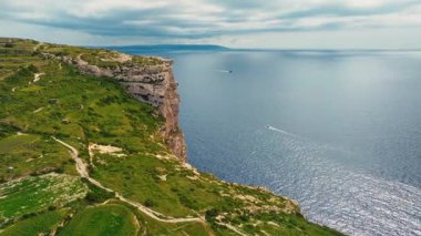Gozo adasındaki uçurumların insansız hava aracı görüntüsü, Malta adasının bir parçası. Yeşil alanlar, kayalar ve kayalıklar