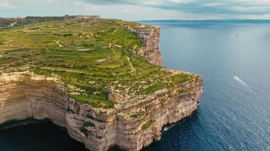 Gozo adasındaki uçurumların insansız hava aracı görüntüsü, Malta adasının bir parçası. Yeşil alanlar, kayalar ve uçurumlar. Akdeniz