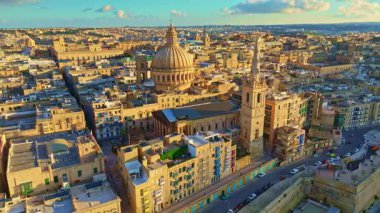 Valletta şehrinin insansız hava aracı manzarası, Malta adasının başkenti. Günbatımı, kilise, akşam