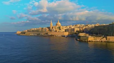 Malta adasının başkenti Valletta şehrinin insansız hava aracı gün batımı manzarası. Kilise