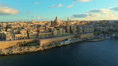 Malta adasının başkenti Valletta City 'nin insansız hava günbatımı görüntüsü. Kilise