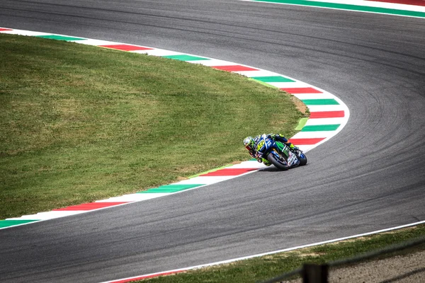Валентино Росси из команды Yamaha Factory, гоняющей MotoGP — стоковое фото