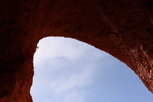 Uscita verso l'esterno di una grotta calcarea — Foto Stock