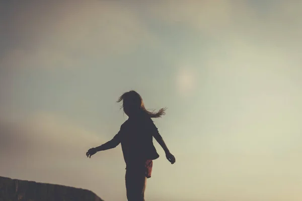 Silhouette einer tanzenden Frau, die sich frei fühlt — Stockfoto