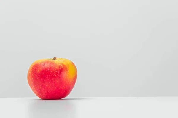 Ізольований грейпфрут з відображенням на столі. Світлий фон — стокове фото