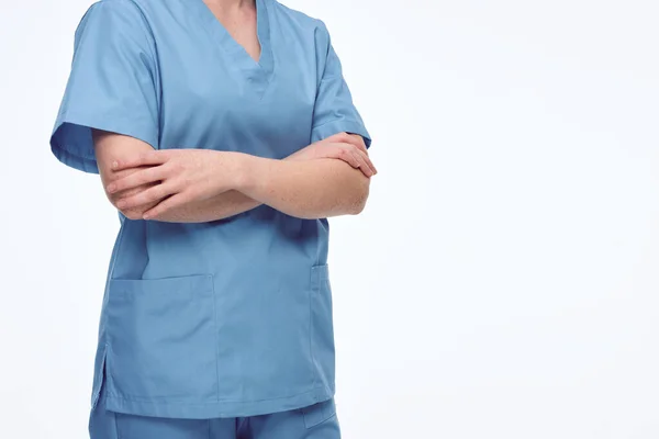 Enfermeira com braços cruzados olhar para a direita. sem rosto — Fotografia de Stock