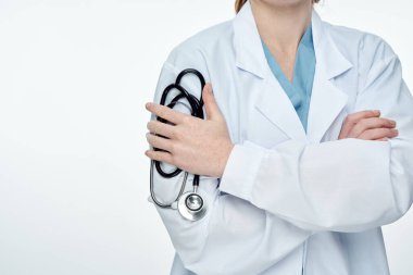 Steteskoplu, yüzü olmayan bir kadın doktorun yakın çekimi.