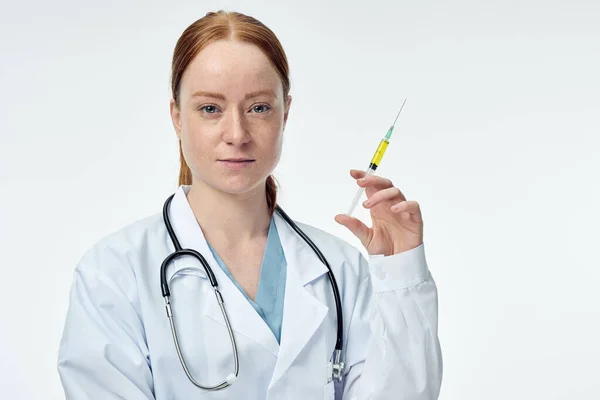 Νεαρή γυναίκα γιατρός δείχνει σύριγγα με εμβόλιο μετώπου — Φωτογραφία Αρχείου