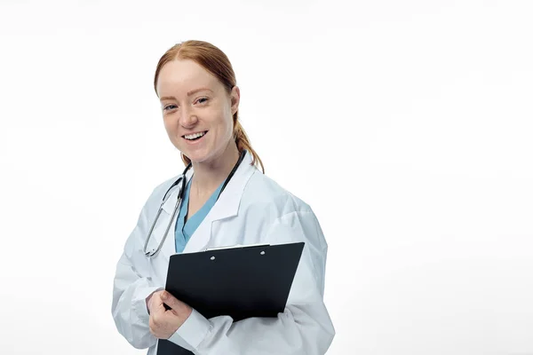 Jovem sorridente médico feminino com história médica — Fotografia de Stock