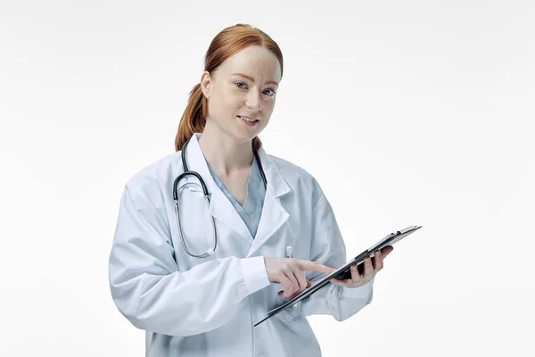 Jovem sorridente médico feminino com história médica — Fotografia de Stock