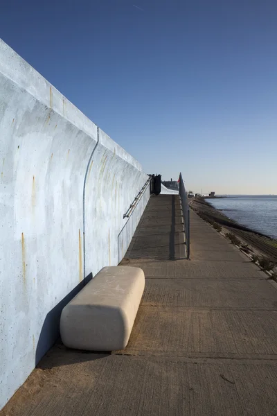 Banco de hormigón y muro de mar, Canvey Island, Essex, Inglaterra —  Fotos de Stock