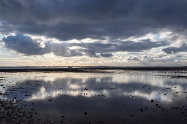 Chalkwell sahilinde yansımalar var, Southend-on-Sea yakınlarında, Essex, İngiltere