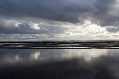 Chalkwell sahilinde yansımalar var, Southend-on-Sea yakınlarında, Essex, İngiltere