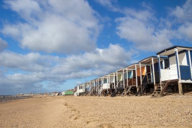 Thorpe Körfezi Sahili, Essex, İngiltere Güneşli bir günde