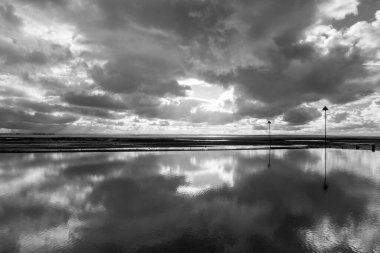 Chalkwell plajındaki yansımaların siyah ve beyaz görüntüsü, Güney Denizi yakınlarında, Essex, İngiltere