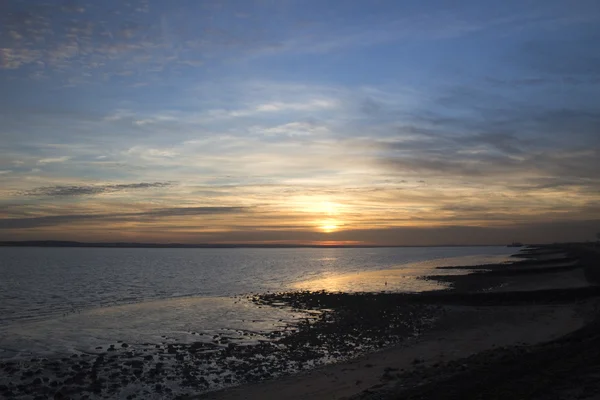 Solnedgång utanför Canvey Island, Essex, England — Stockfoto