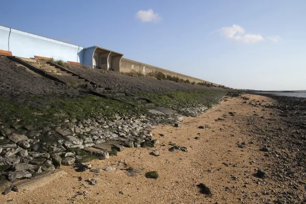 Abri et mur de mer sur Canvey Island, Essex, Angleterre — Photo