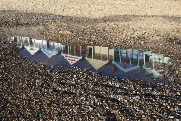 Relection av stranden hyddor på Southwold Beach, Suffolk, England — Stockfoto