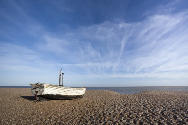 Fiskebåt på Aldeburgh Beach, Suffolk, England — Stockfoto