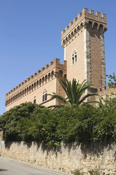 Замок Болгери, Тоскана, Италия — стоковое фото