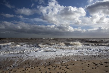 Adana Beach, Suffolk, İngiltere'de fırtınalı bir günde