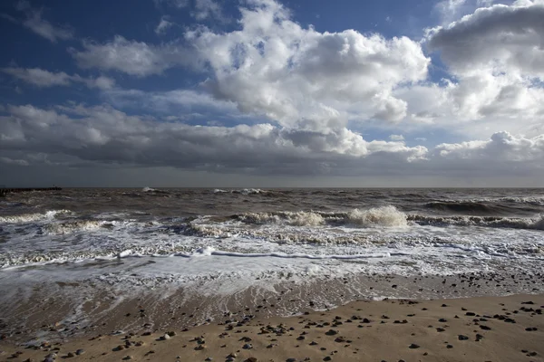 Adana Beach, Suffolk, İngiltere'de fırtınalı bir günde